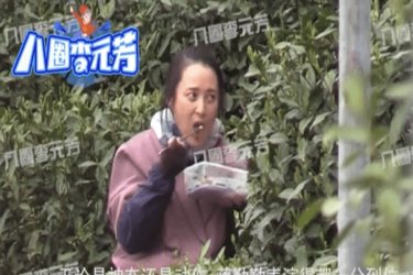 46岁蒋勤勤拍戏被偶遇，不顾形象坐路边大口吃盒饭，陈建斌亲自接下班休闲区蓝鸢梦想 - Www.slyday.coM