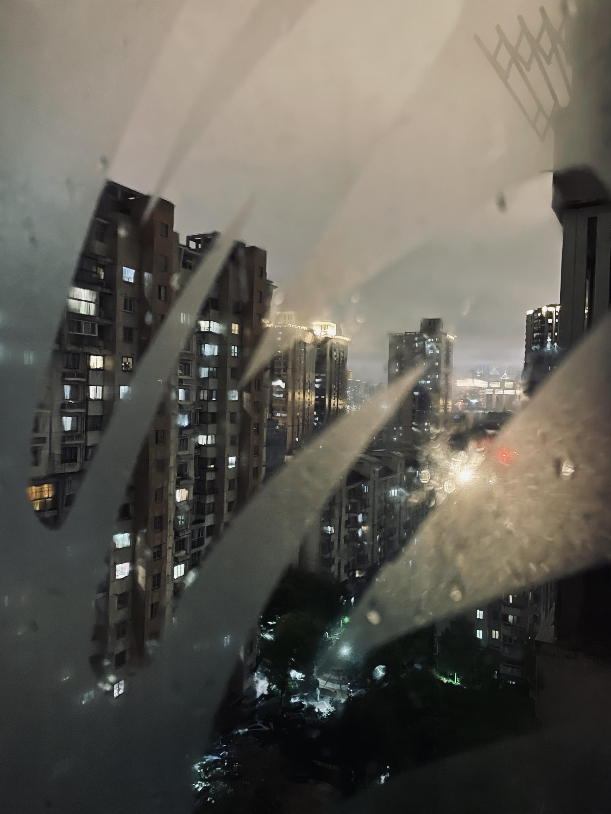 摄影记疫|窗外的万家灯火,每一盏都照亮黑夜