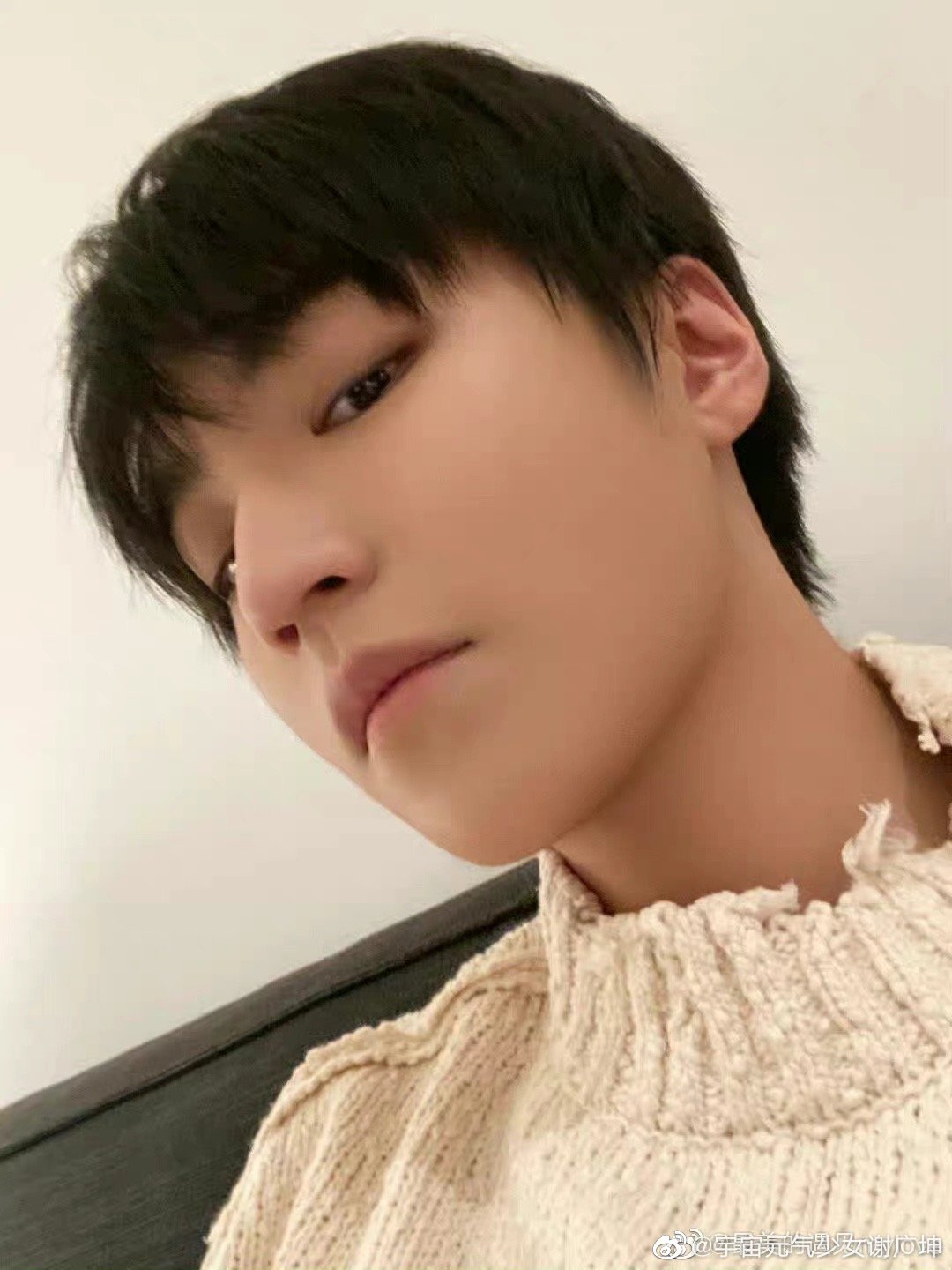 王俊凯30自拍照帅哥就是能hold住各种奇奇怪怪的角度呀