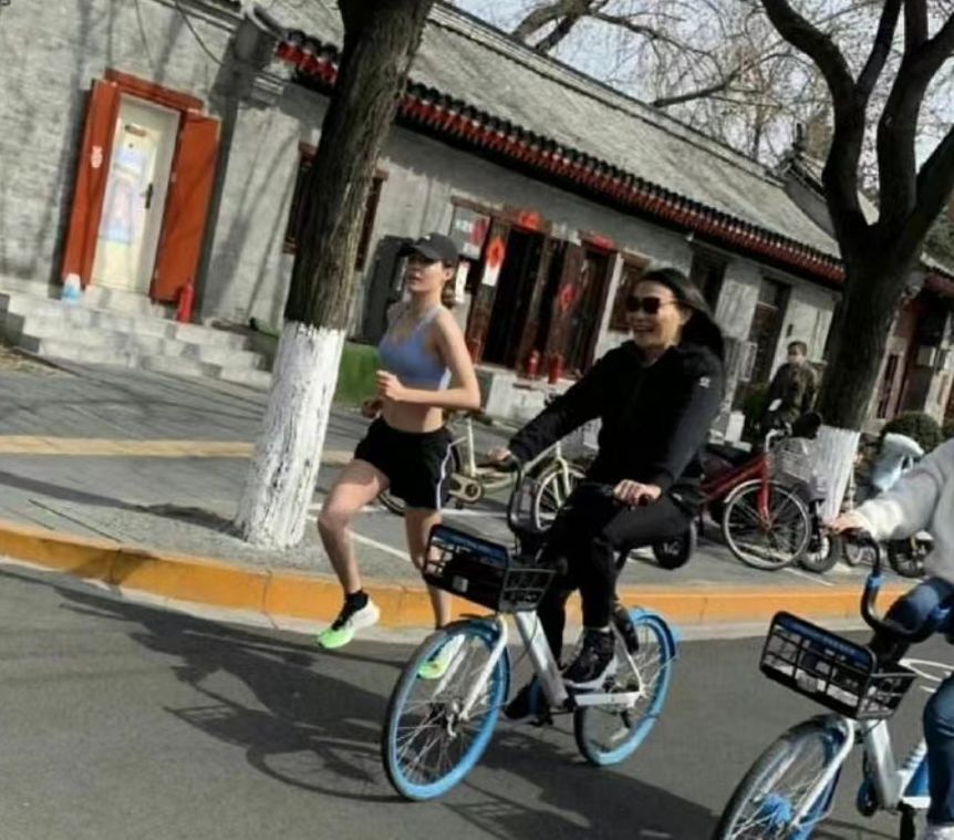 谷爱凌街头跑步被偶遇，路人穿棉袄她穿吊带，网友：又美又飒休闲区蓝鸢梦想 - Www.slyday.coM
