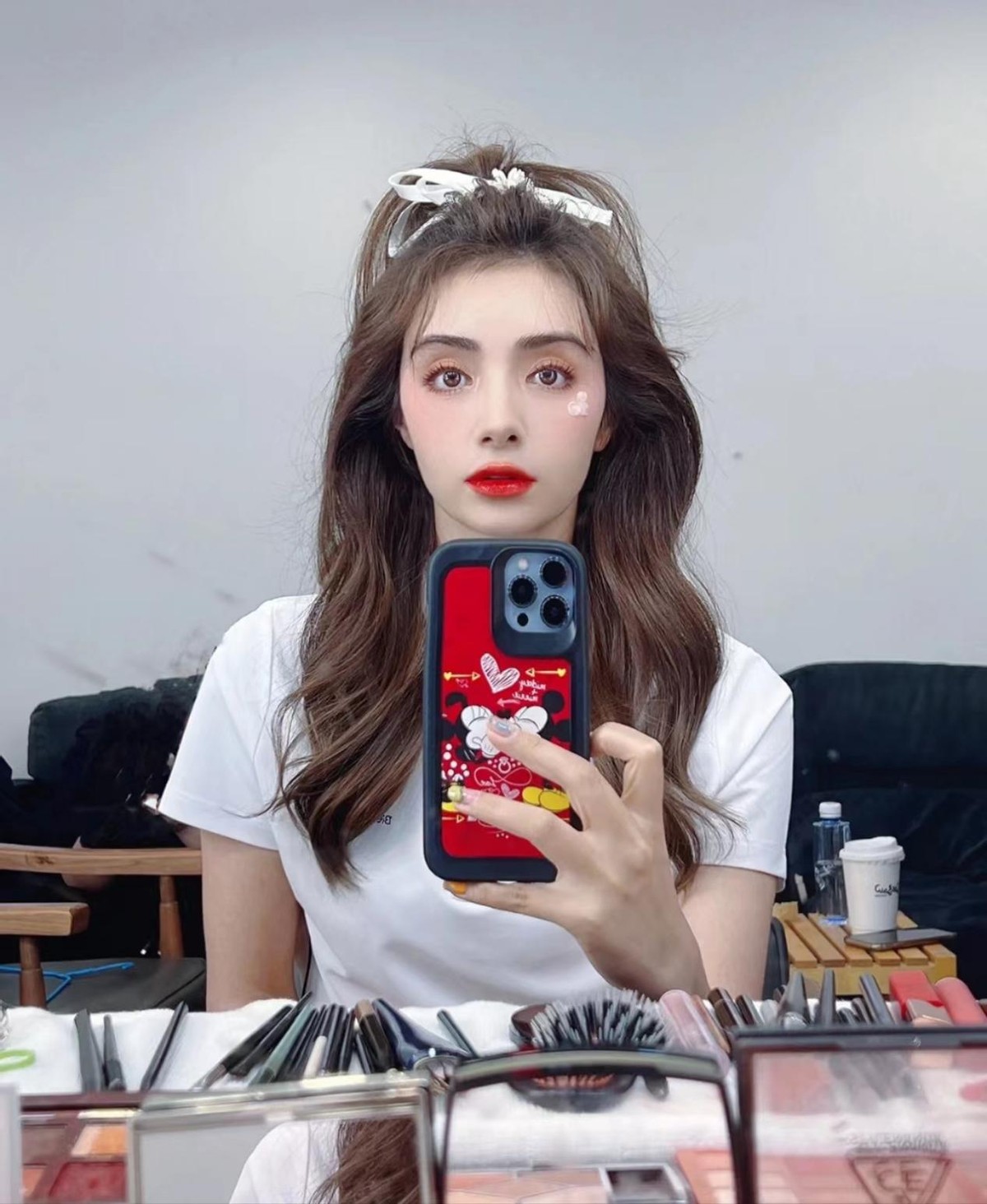 如今的麦迪娜身材可谓是非常出色,此前还晒出居家的自拍美照,只见她穿