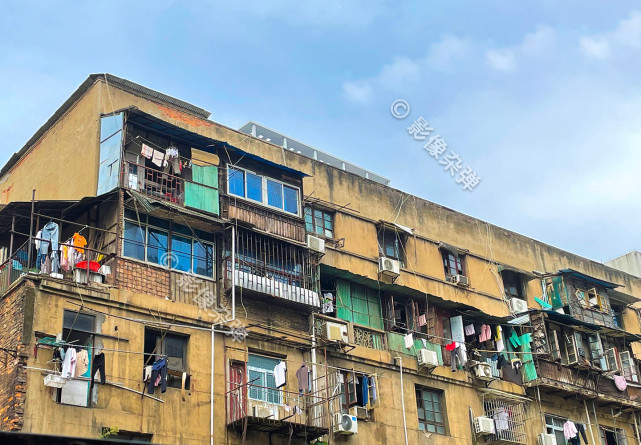 实拍长沙五一广场"城中村",被高楼大厦包围,显得"格格不入"