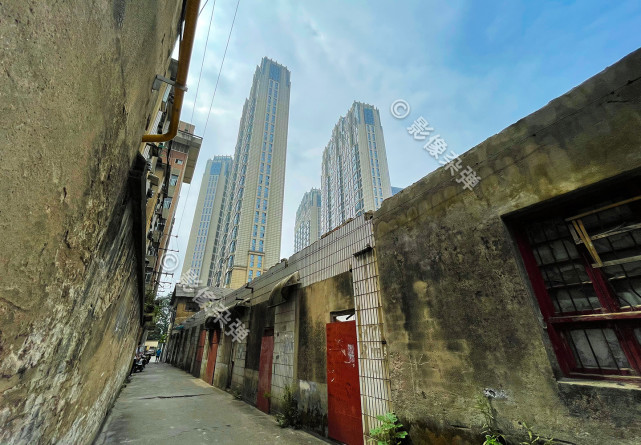 实拍长沙五一广场"城中村",被高楼大厦包围,显得"格格不入"