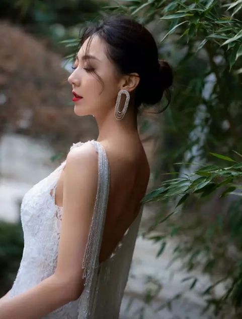 30岁的黄梦莹优雅亮相雪花白裙美轮美奂弧形耳钉是亮点
