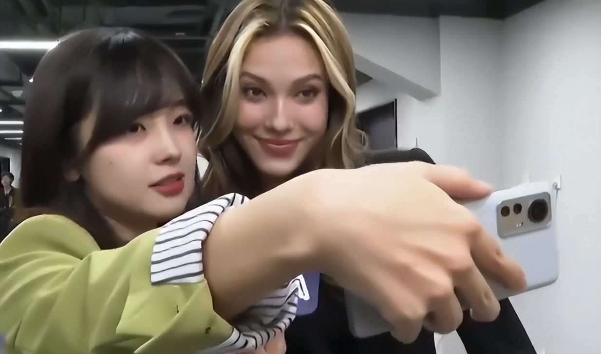 谷爱凌王冰冰同框!央视甜美记者变粉丝,贴脸自拍,年龄相差14岁休闲区蓝鸢梦想 - Www.slyday.coM 谷爱凌王冰冰同框!央视甜美记者变粉丝,贴脸自拍,年龄相差14岁休闲区蓝鸢梦想 - Www.slyday.coM