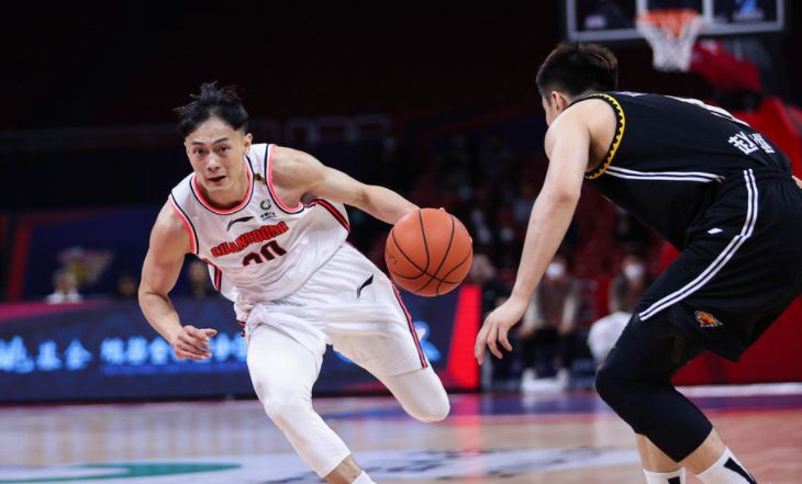 淘汰之夜，广东男篮多名球员拿球衣让队友签名留念，要大清洗了？休闲区蓝鸢梦想 - Www.slyday.coM