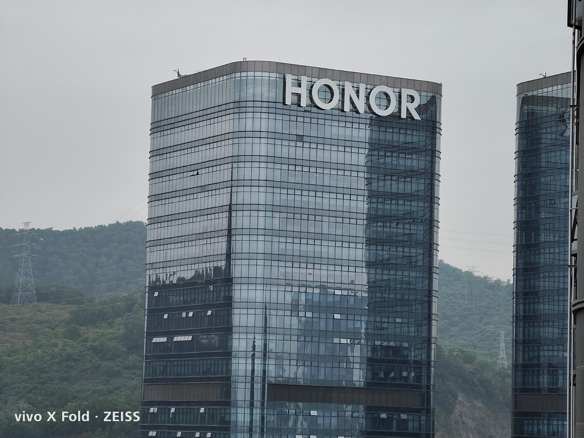 昨晚到的太晚,居然没发现酒店对面,是荣耀大楼