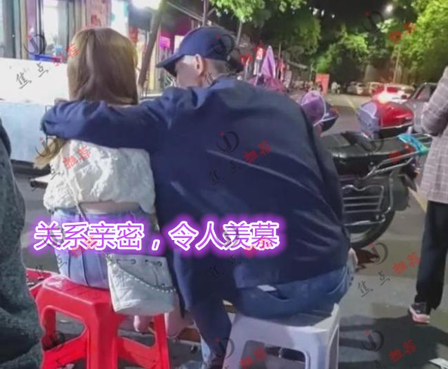 四川大爷带年轻女子路边吃饭，旁边男子面无表情：我究竟输在哪里休闲区蓝鸢梦想 - Www.slyday.coM