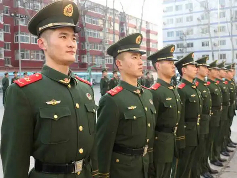 当兵八年之后,是要继续在部队服役呢,还是要选择退伍回家呢?|服役|士官|部队_新浪新闻