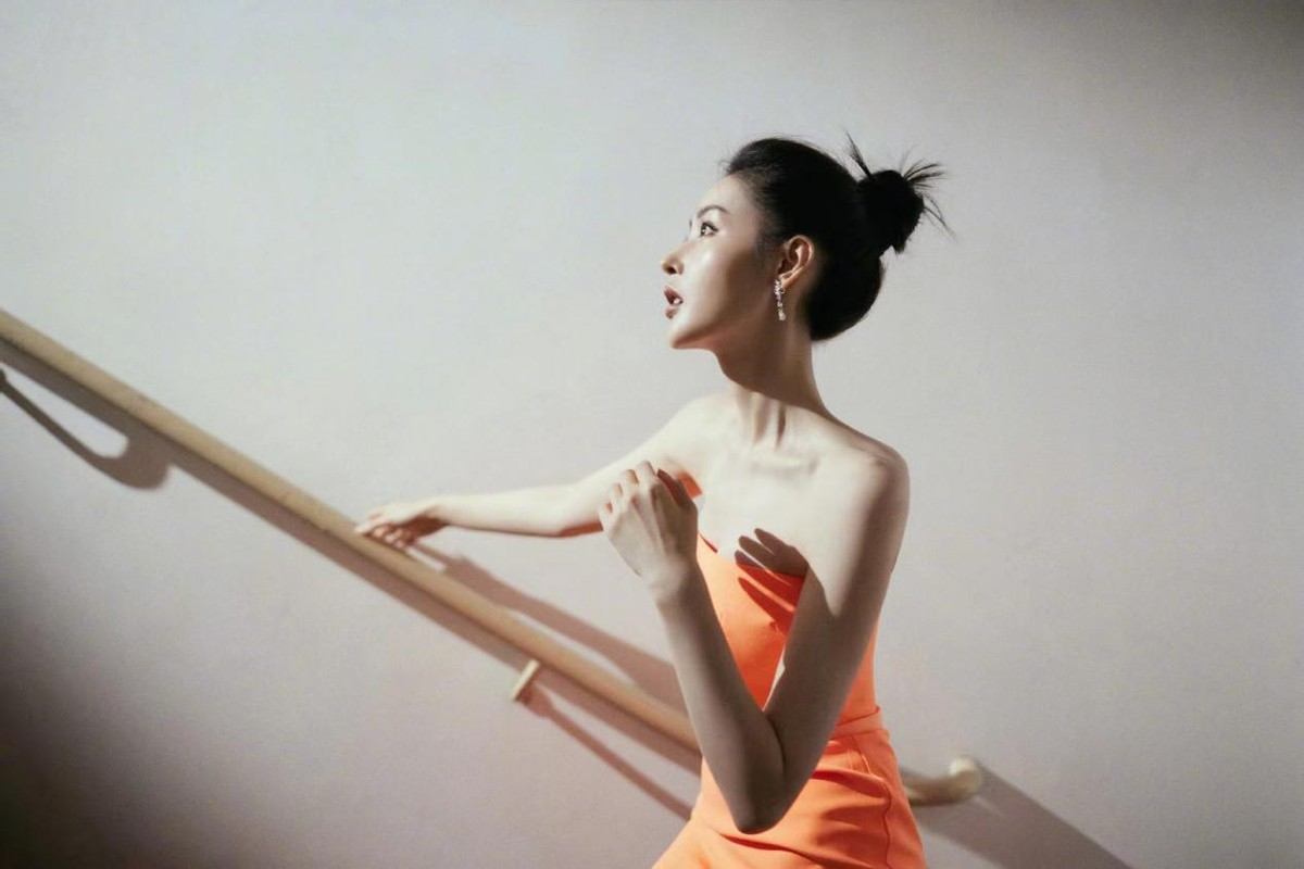 张天爱穿橘色太美了一身连衣裙配丸子头身形修长五官精致