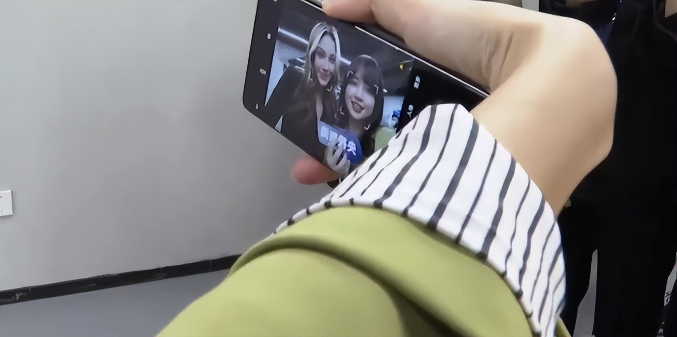 谷爱凌王冰冰同框!央视甜美记者变粉丝,贴脸自拍,年龄相差14岁休闲区蓝鸢梦想 - Www.slyday.coM 谷爱凌王冰冰同框!央视甜美记者变粉丝,贴脸自拍,年龄相差14岁休闲区蓝鸢梦想 - Www.slyday.coM