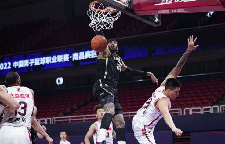 淘汰之夜，广东男篮多名球员拿球衣让队友签名留念，要大清洗了？休闲区蓝鸢梦想 - Www.slyday.coM