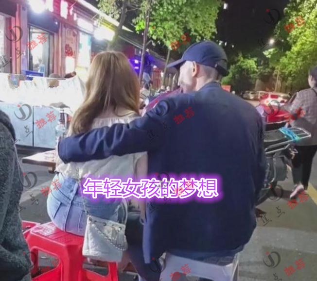 四川大爷带年轻女子路边吃饭，旁边男子面无表情：我究竟输在哪里休闲区蓝鸢梦想 - Www.slyday.coM