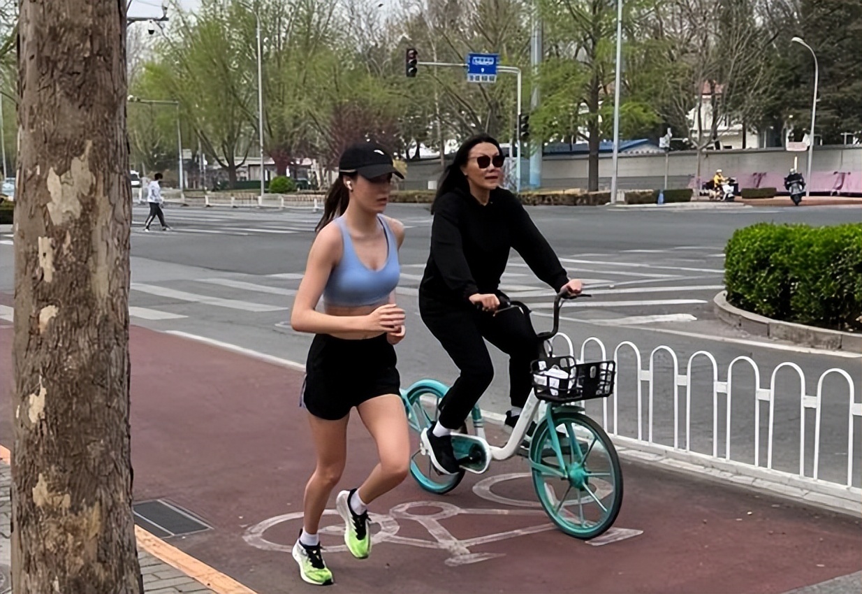 王冰冰谷爱凌央视后台自拍！亲密贴脸一脸笑容，众人围观场面热闹休闲区蓝鸢梦想 - Www.slyday.coM