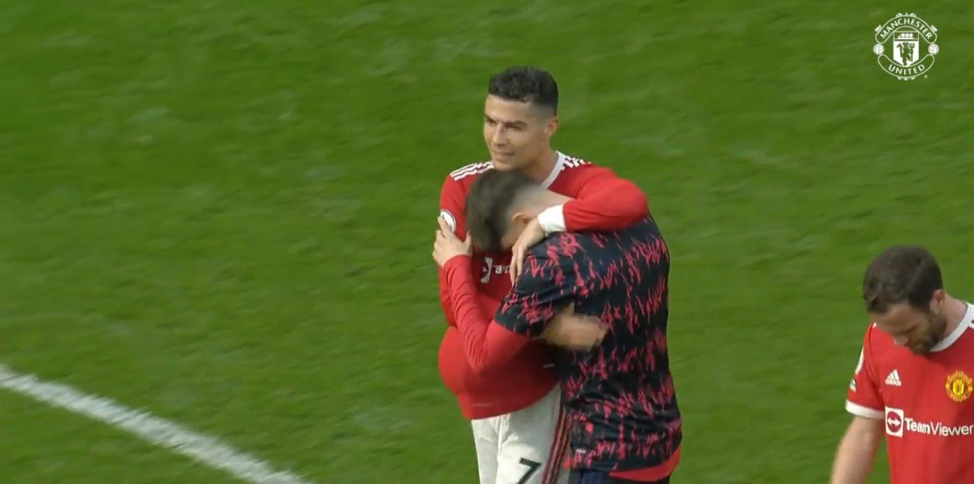 C罗太暖了！特殊方式示爱乔治娜 帽子戏法用球送给曼联17岁天才休闲区蓝鸢梦想 - Www.slyday.coM