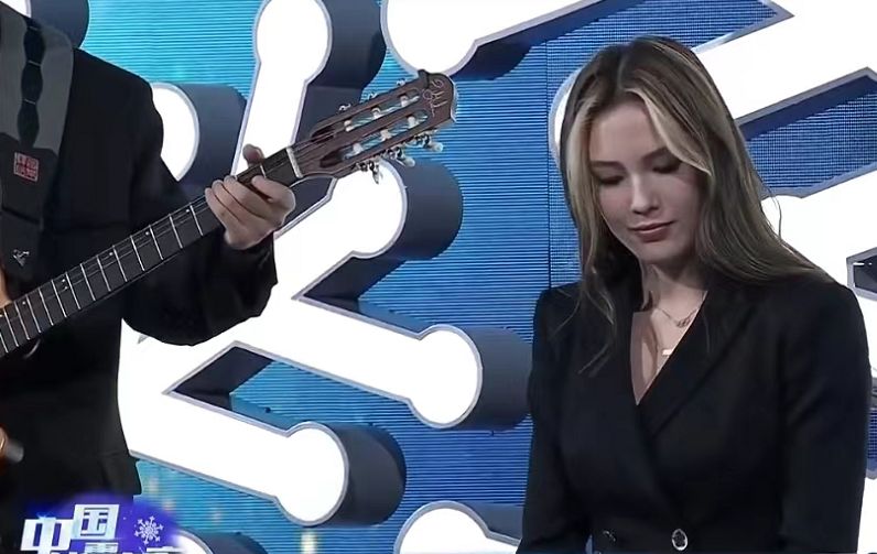 谷爱凌街头跑步被偶遇，路人穿棉袄她穿吊带，网友：又美又飒休闲区蓝鸢梦想 - Www.slyday.coM