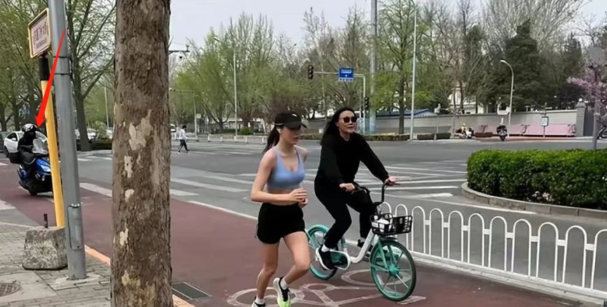 谷爱凌街头跑步被偶遇，路人穿棉袄她穿吊带，网友：又美又飒休闲区蓝鸢梦想 - Www.slyday.coM