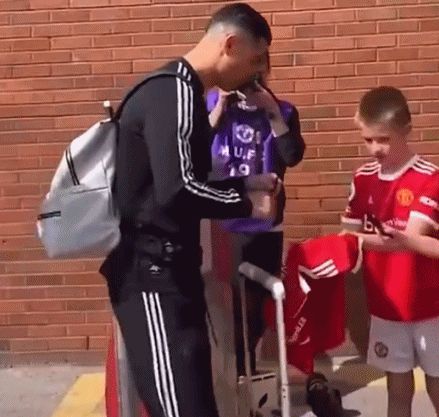 C罗太暖了！特殊方式示爱乔治娜 帽子戏法用球送给曼联17岁天才休闲区蓝鸢梦想 - Www.slyday.coM