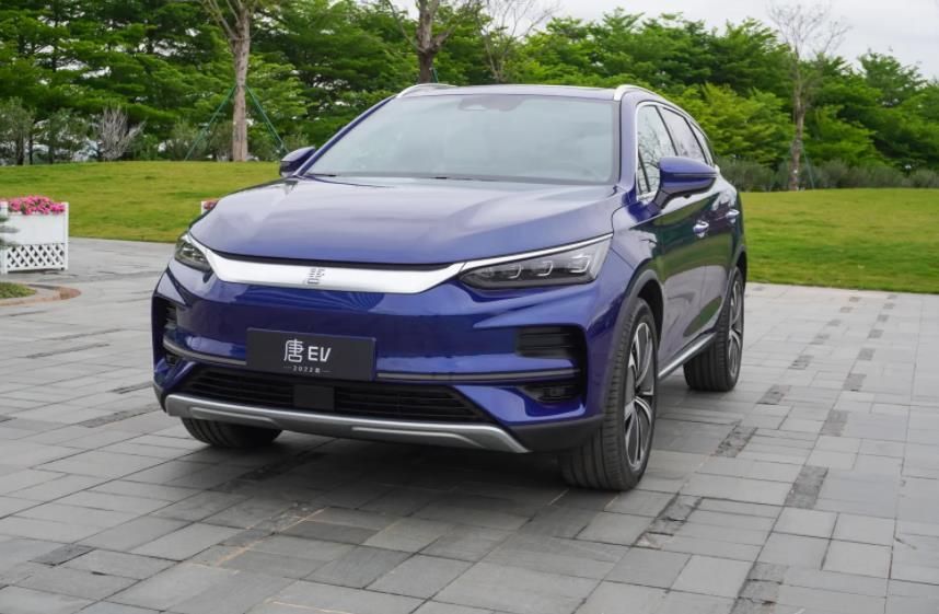 比亚迪唐ev新车到店实拍豪华大6座续航730km或售30万以上