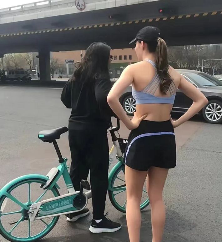 谷爱凌街头跑步被偶遇，路人穿棉袄她穿吊带，网友：又美又飒休闲区蓝鸢梦想 - Www.slyday.coM