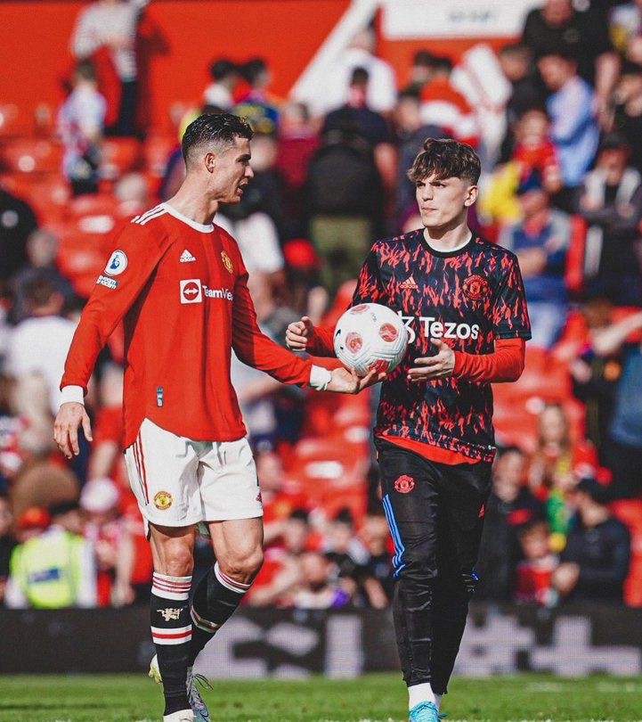 C罗太暖了！特殊方式示爱乔治娜 帽子戏法用球送给曼联17岁天才休闲区蓝鸢梦想 - Www.slyday.coM