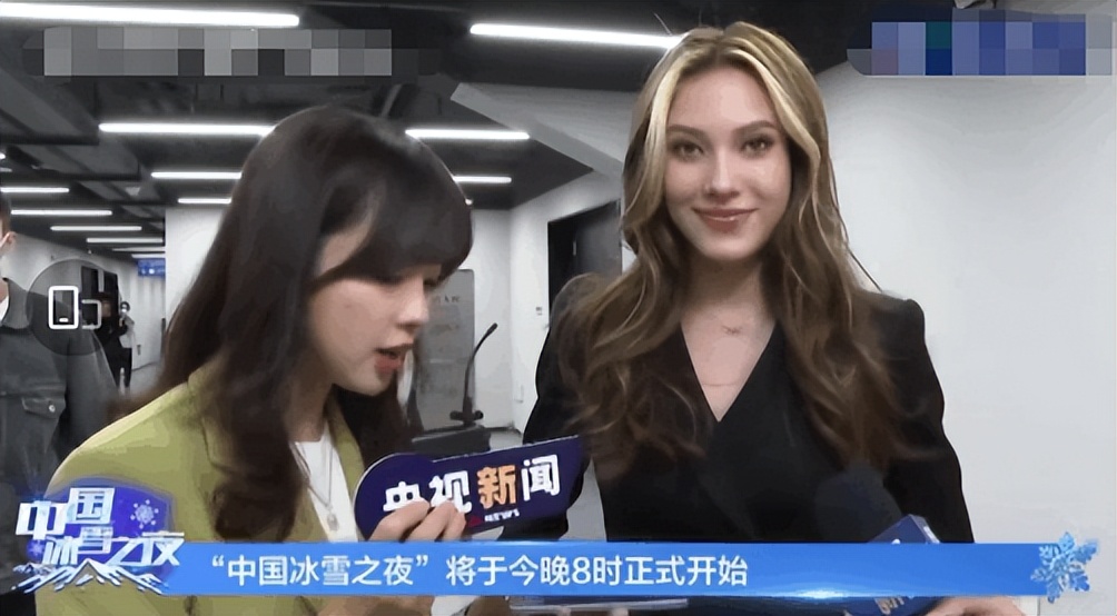 王冰冰谷爱凌央视后台自拍！亲密贴脸一脸笑容，众人围观场面热闹休闲区蓝鸢梦想 - Www.slyday.coM