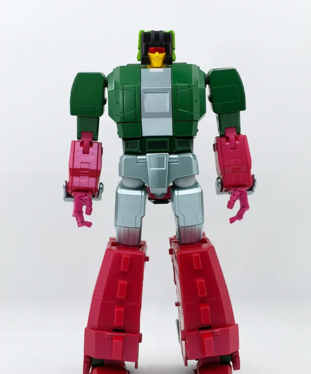 它身材比例协调,涂装,造型和动画中的鳄龙形象非常