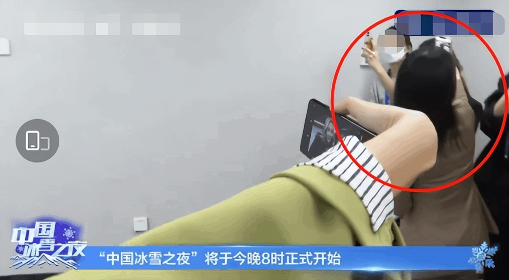 王冰冰谷爱凌央视后台自拍！亲密贴脸一脸笑容，众人围观场面热闹休闲区蓝鸢梦想 - Www.slyday.coM