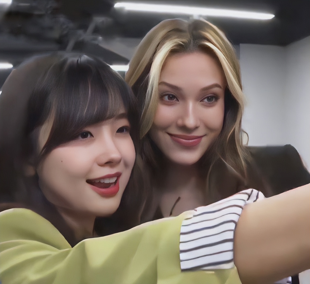 谷爱凌王冰冰同框!央视甜美记者变粉丝,贴脸自拍,年龄相差14岁休闲区蓝鸢梦想 - Www.slyday.coM 谷爱凌王冰冰同框!央视甜美记者变粉丝,贴脸自拍,年龄相差14岁休闲区蓝鸢梦想 - Www.slyday.coM