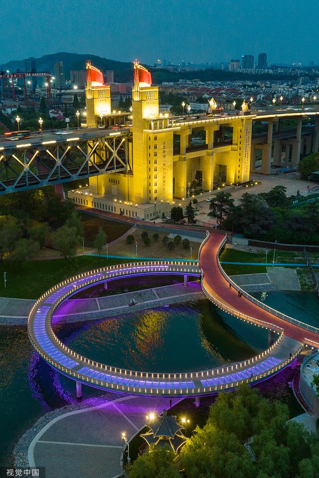 南京:圆形玻璃景观桥试亮灯 长江大桥增添滨江新地标|南京市_新浪新闻