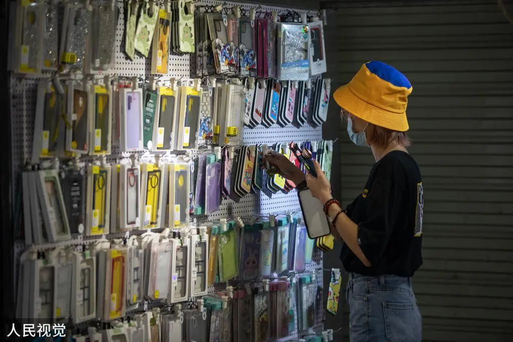 "换机不如换壳",年轻人为天价手机壳买单__财经头条