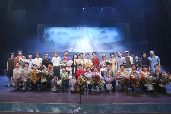 一个县级小剧团，被一群90后00后整活了！休闲区蓝鸢梦想 - Www.slyday.coM