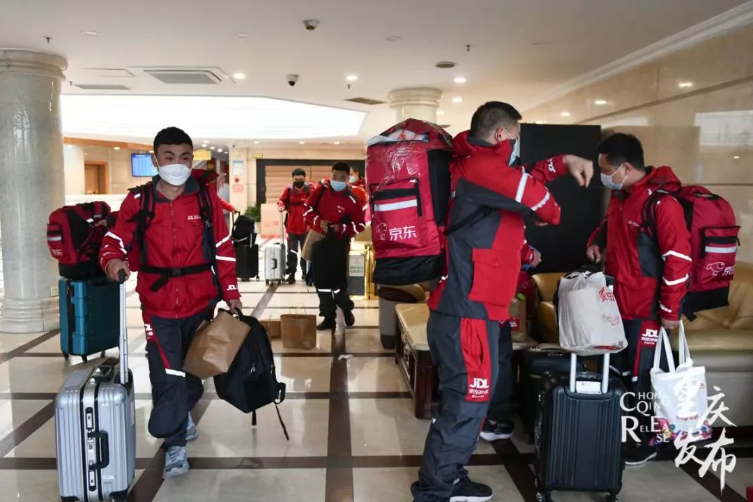 去上海!重庆快递小哥,耿直!|快递员|上海市|重庆市_新浪新闻