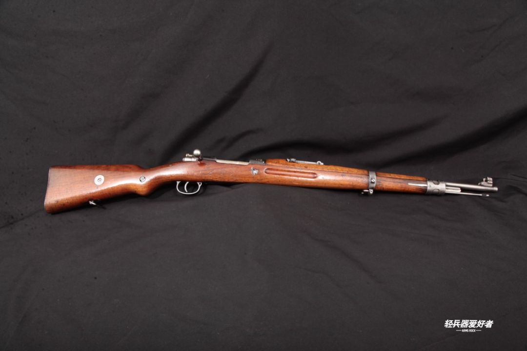 vz24型步枪的二箍上有一个用于固定的螺丝(二箍就是从左到右数的第