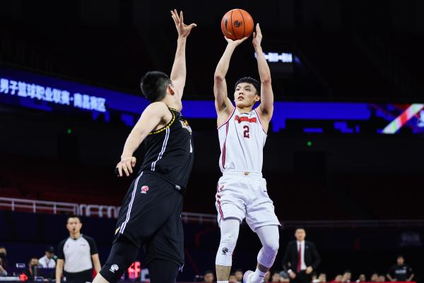 徐杰(右)投篮