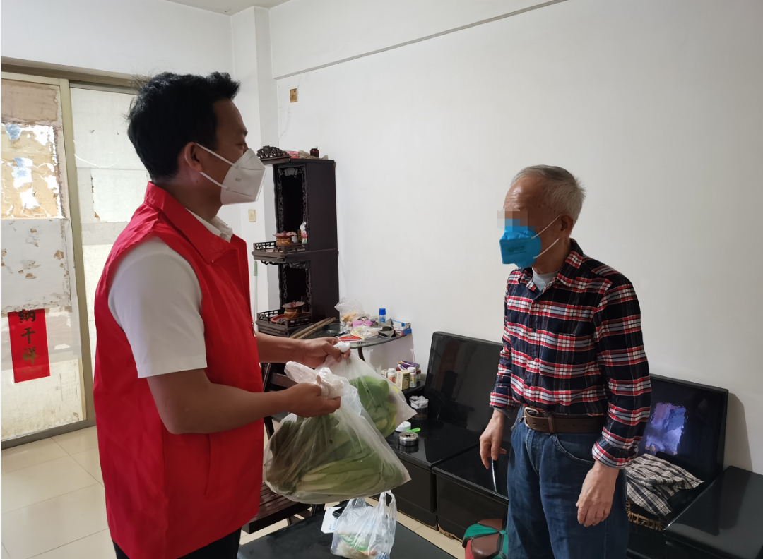 同德街同雅苑社区居委会书记彭晓燕一行人上门走访,为求助老人送去