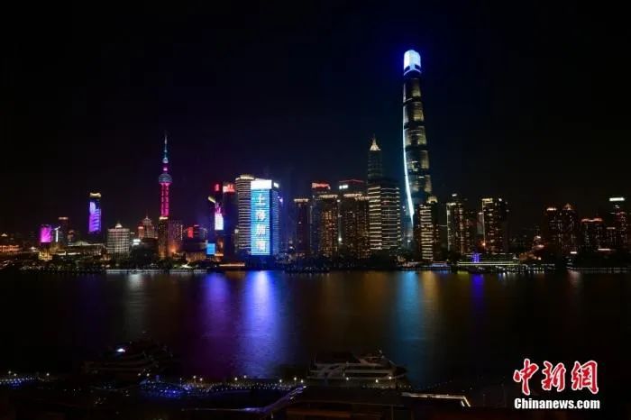 4月10日晚，上海外滩的大屏上显示出“上海加油”的标语。中新社记者 田雨昊 摄