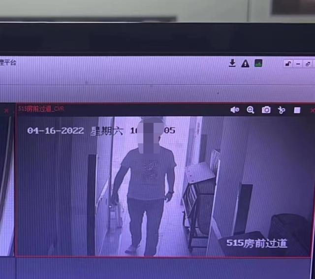 俩人留观期间多次在走廊逗留.(监控截图)