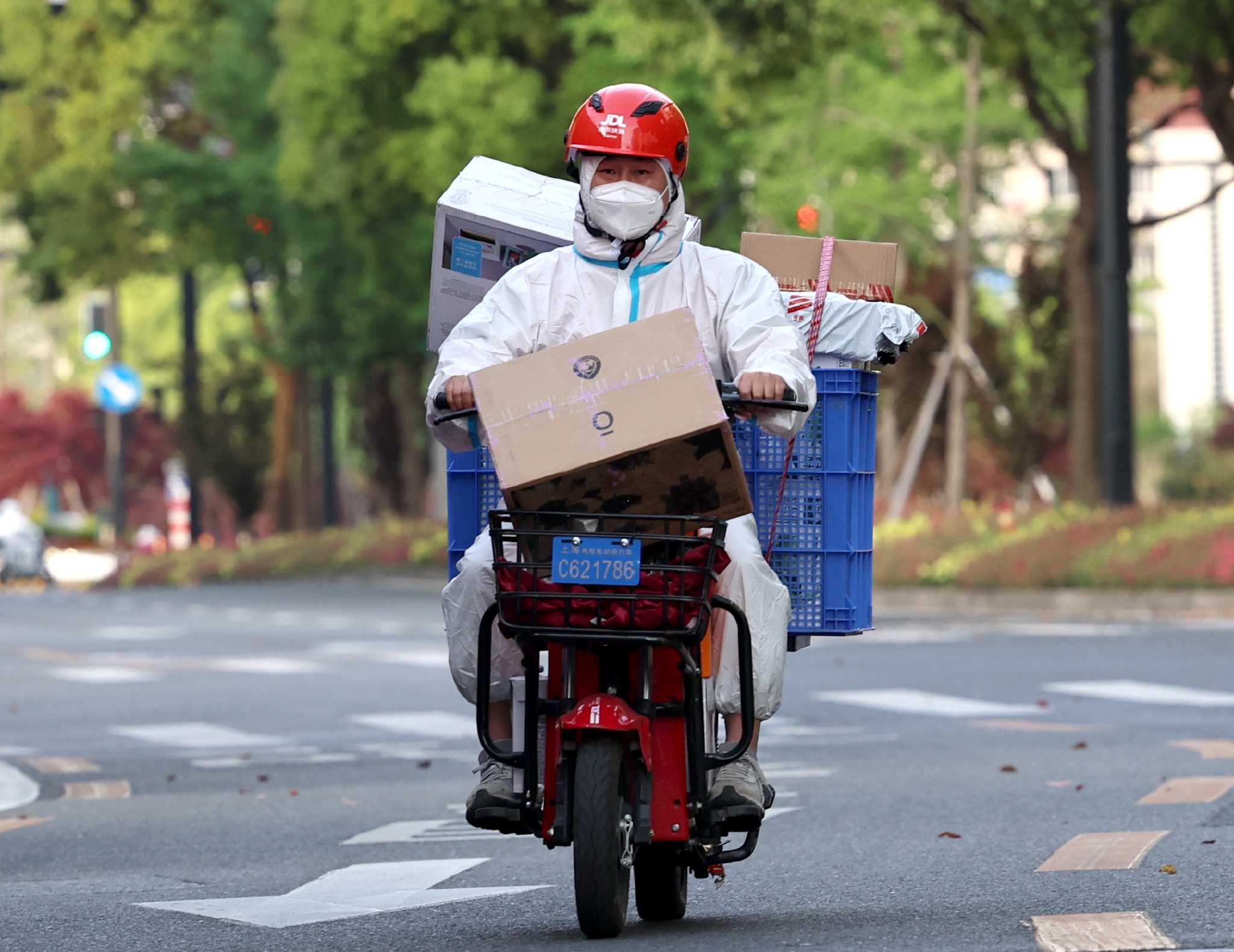 京东快递小哥驰援上海