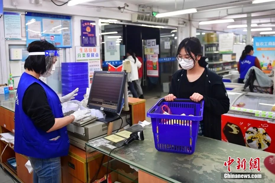 4月11日，上海金山区枫泾镇，居民在超市结账。中新社记者 田雨昊 摄