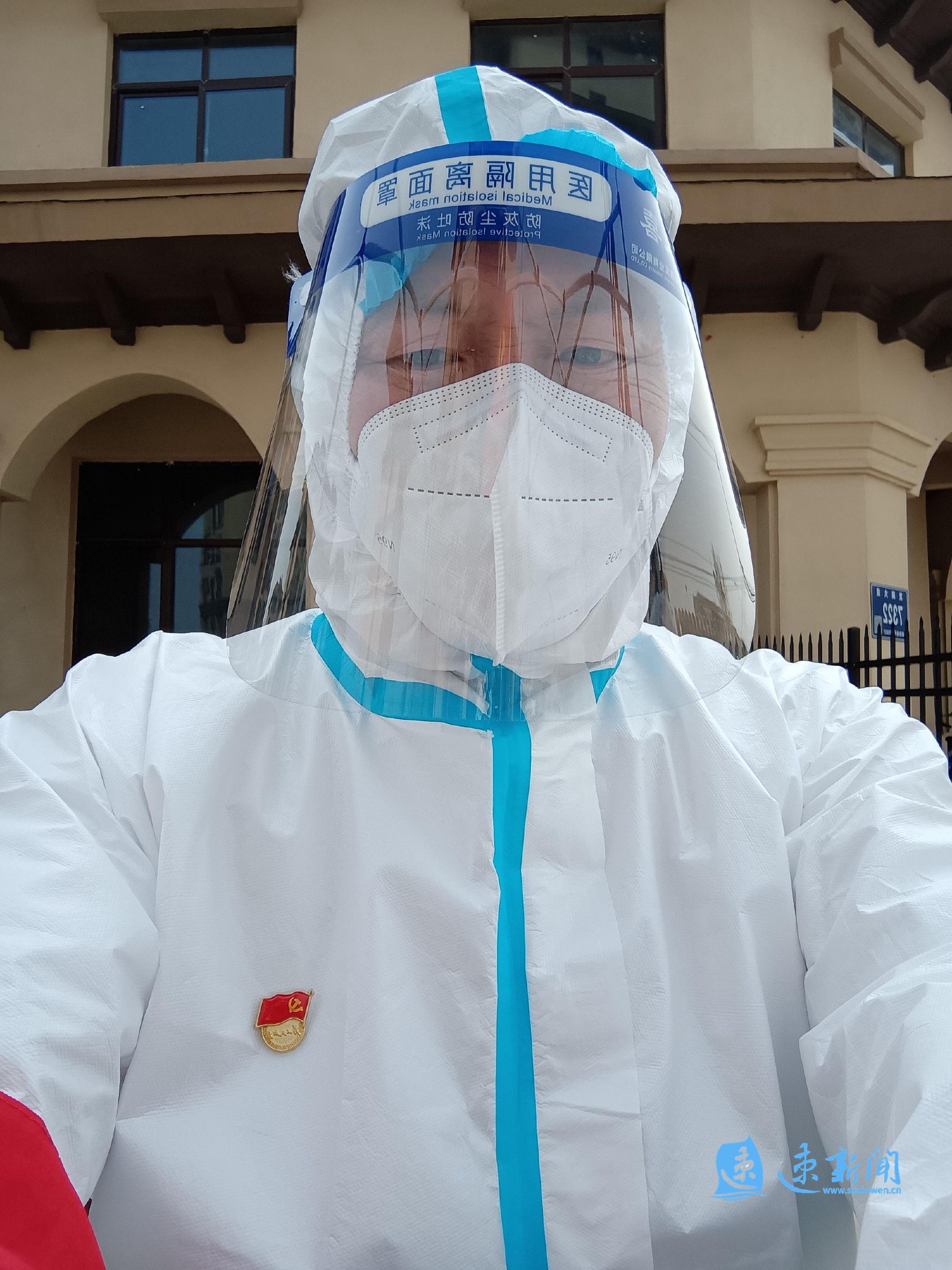 胸前戴党徽身后是群众