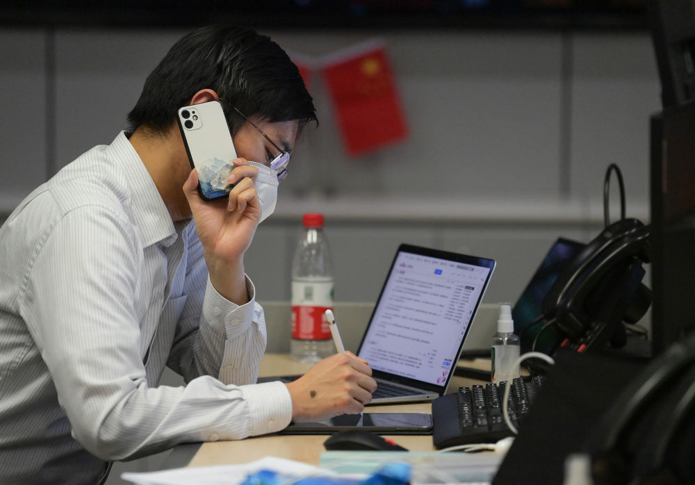 新华全媒疫情中值守岗位的金融人