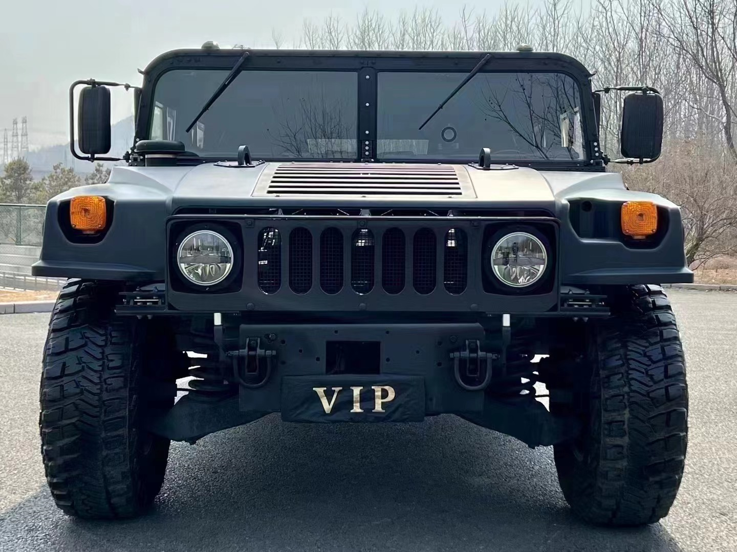 悍马h1是悍马为美军的严酷要求而设计出来的一款车型,因此又被人们称