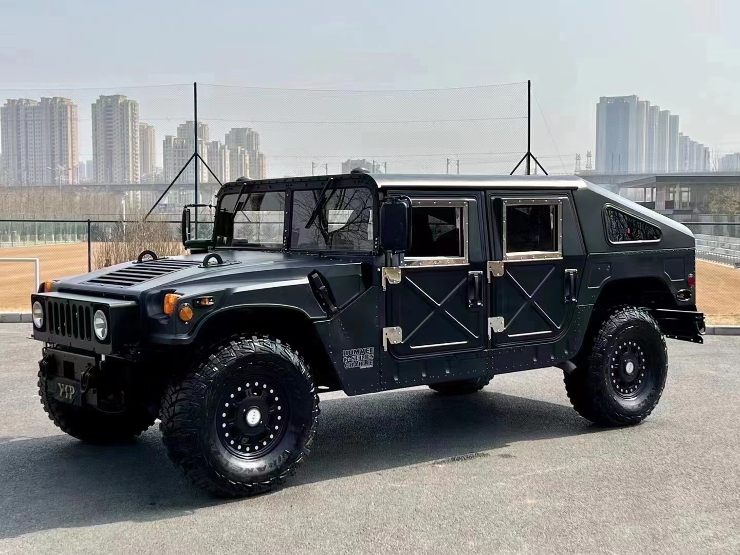 悍马h1是悍马为美军的严酷要求而设计出来的一款车型,因此又被人们称