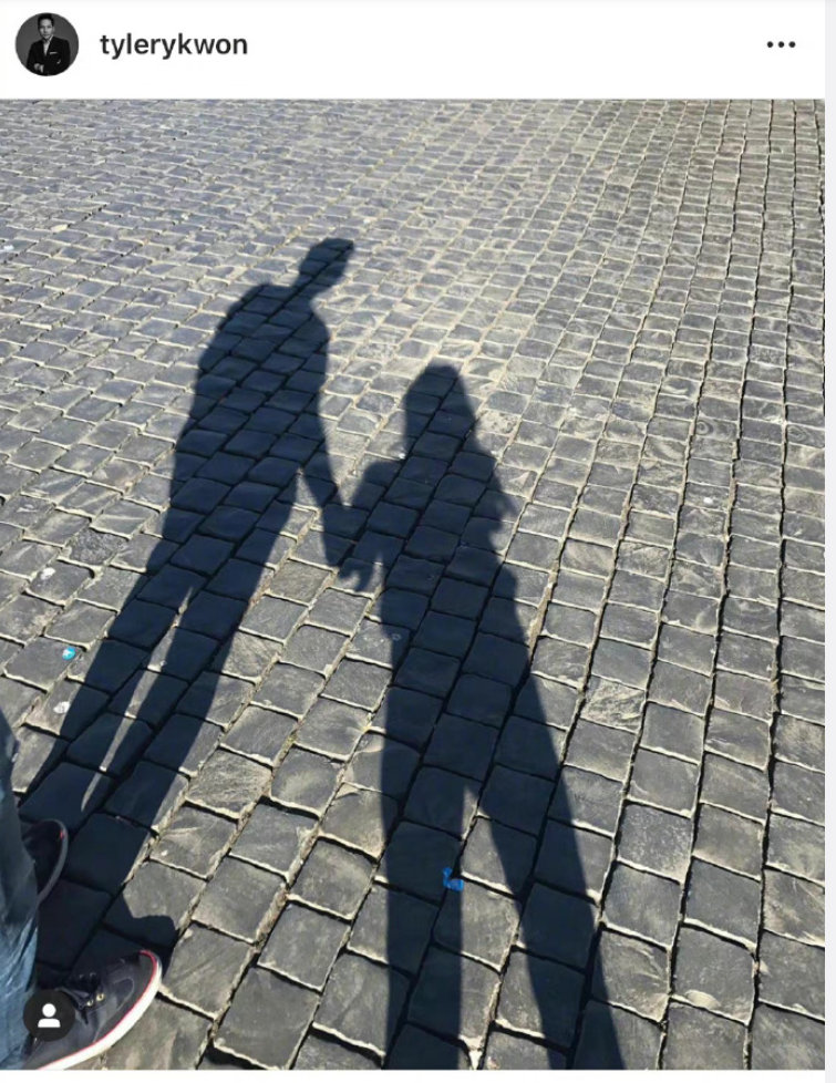 据悉这已经是权宁一连续第三年晒出牵手影子照为女友庆生了.