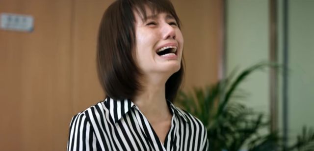 预告片袁泉的哭戏镜头只有3秒,但从家母因为简敏敏滚下楼引发的愤怒