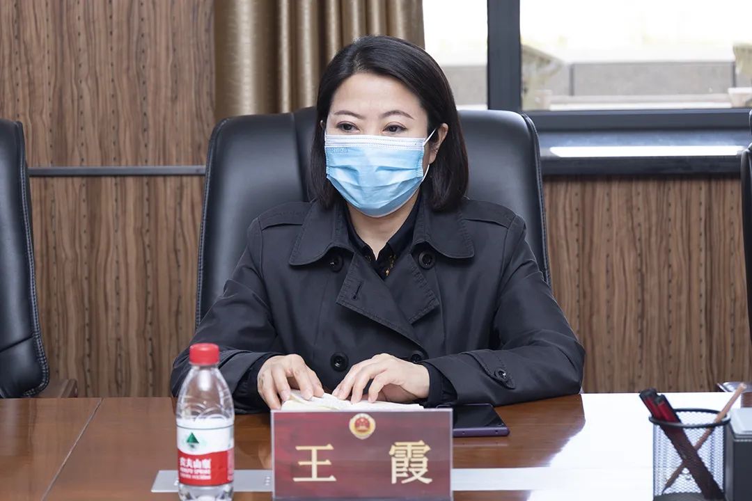 会上,闫晗副检察长向各与会人员通报了本院"大讨论活动"工作开展情况