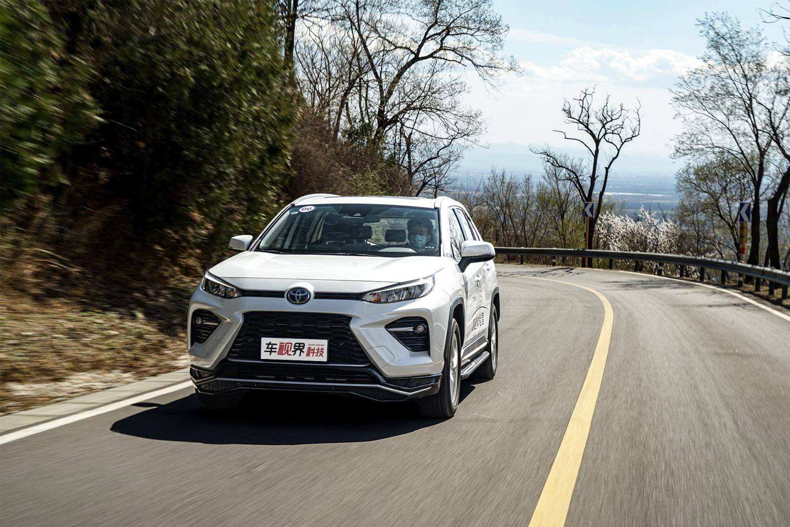 谁说中型混动suv没有驾驶乐趣?试驾广汽丰田威兰达双擎-新浪汽车