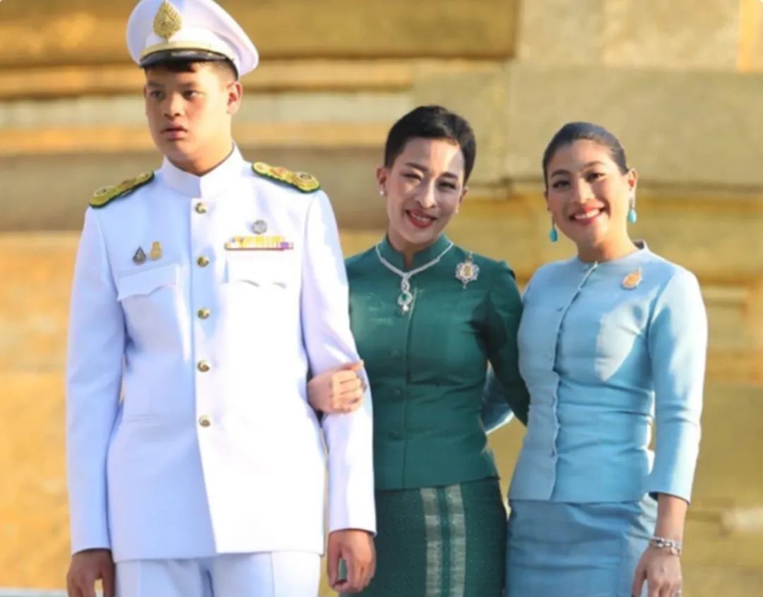 提帮功回国后第一次迎来全家大团圆缺少西拉米显得不完整