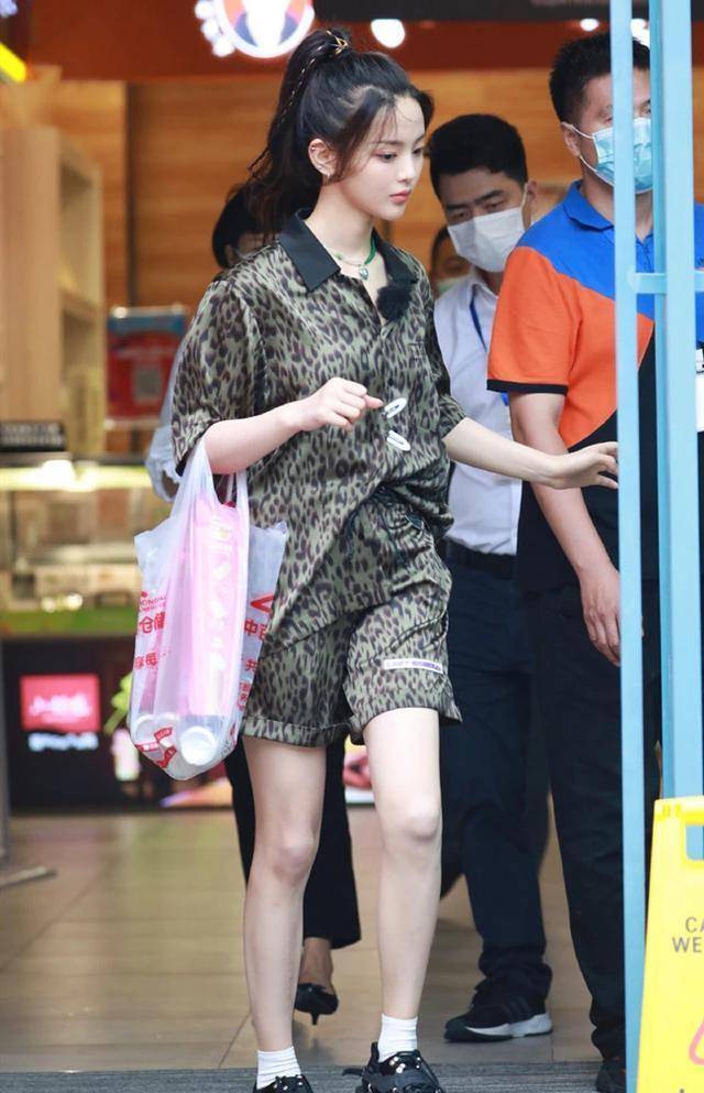 杨超越下车照被疯传她伸直腿的那一瞬间让人不再相信眼睛